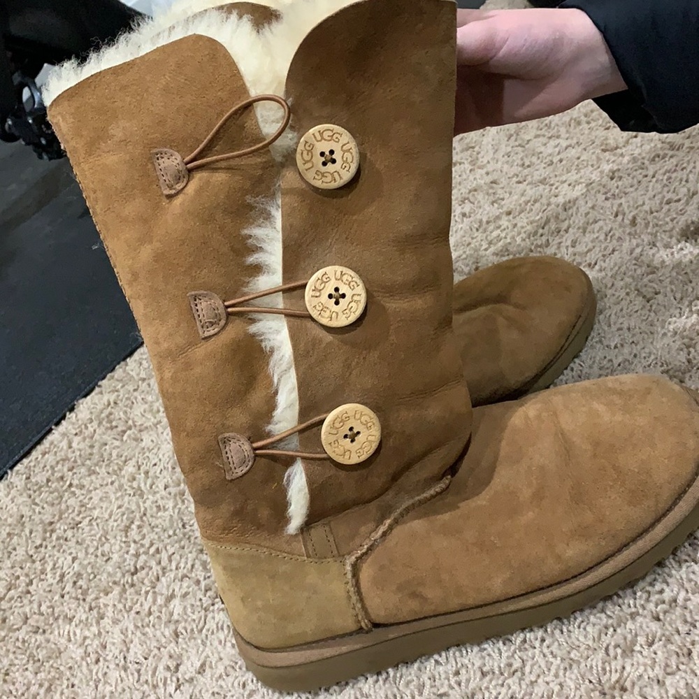 Uggs women’s 9 brown tall boots with buttons